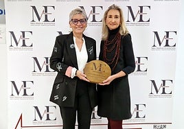 La consejera de Salud (a la izquierda), con la gerente del HUCA, tras recoger el premio.