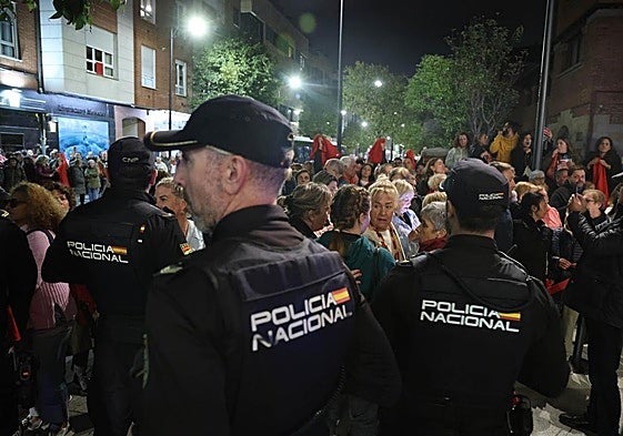 Protesta vecinal del pasado lunes en El Natahoyo durante la inauguración de la capilla de San Esteban.