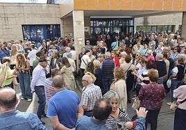 Conectración, el pasado octubre, ante el centro de salud de Lugones.