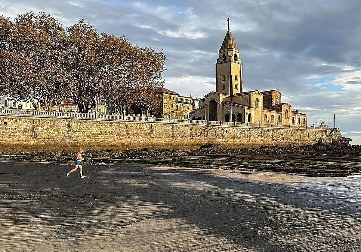 La arena de la playa de San Lorenzo teñida de negro días atrás.