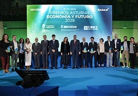 Los galardonados con los premios Asturias, Economía y Futuro, junto a las autoridades, en la gala celebrada en Oviedo.