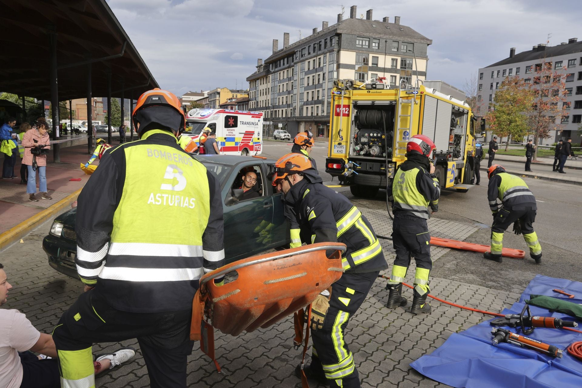 Espectacular simulacro de accidente con víctimas en Langreo