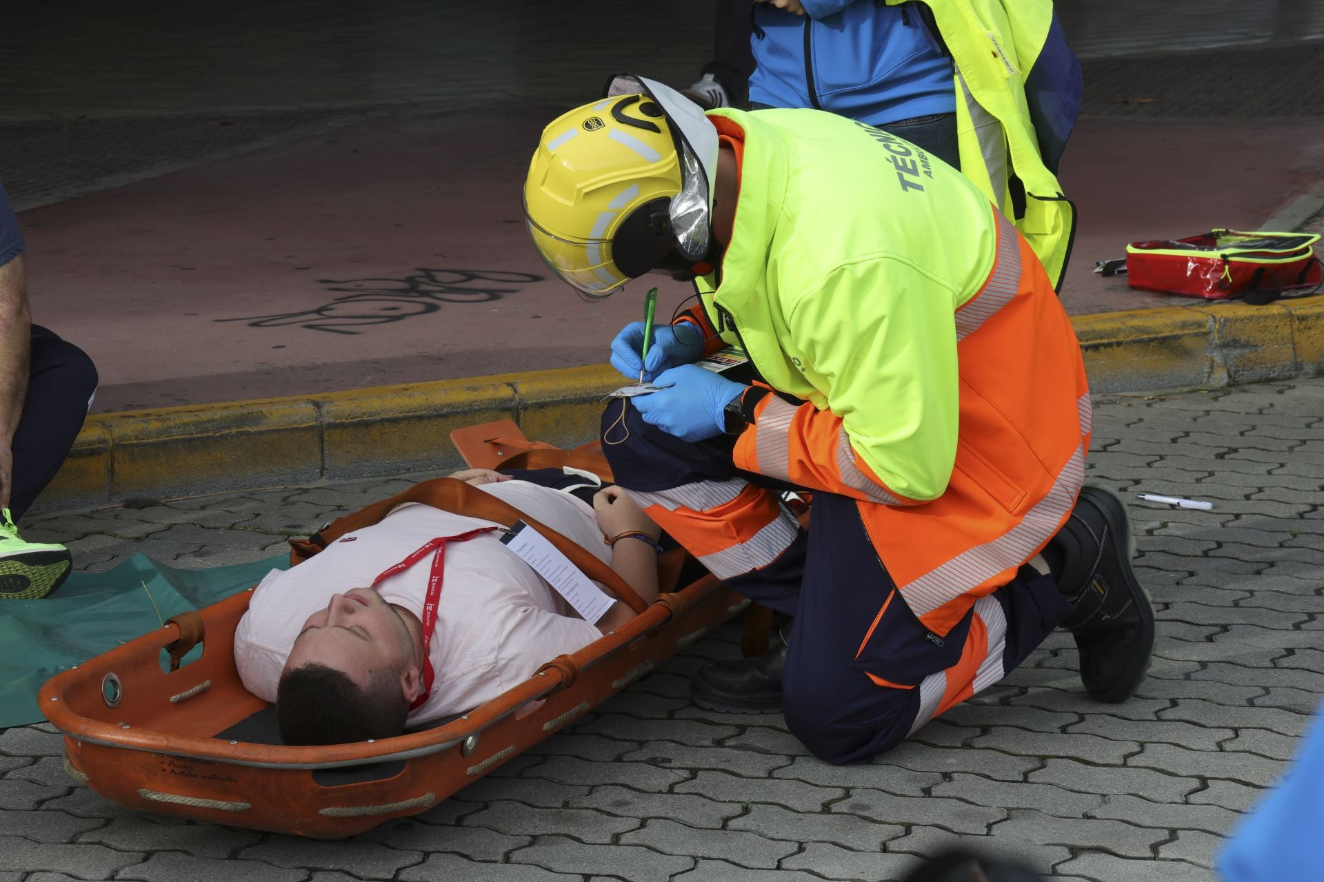 Espectacular simulacro de accidente con víctimas en Langreo