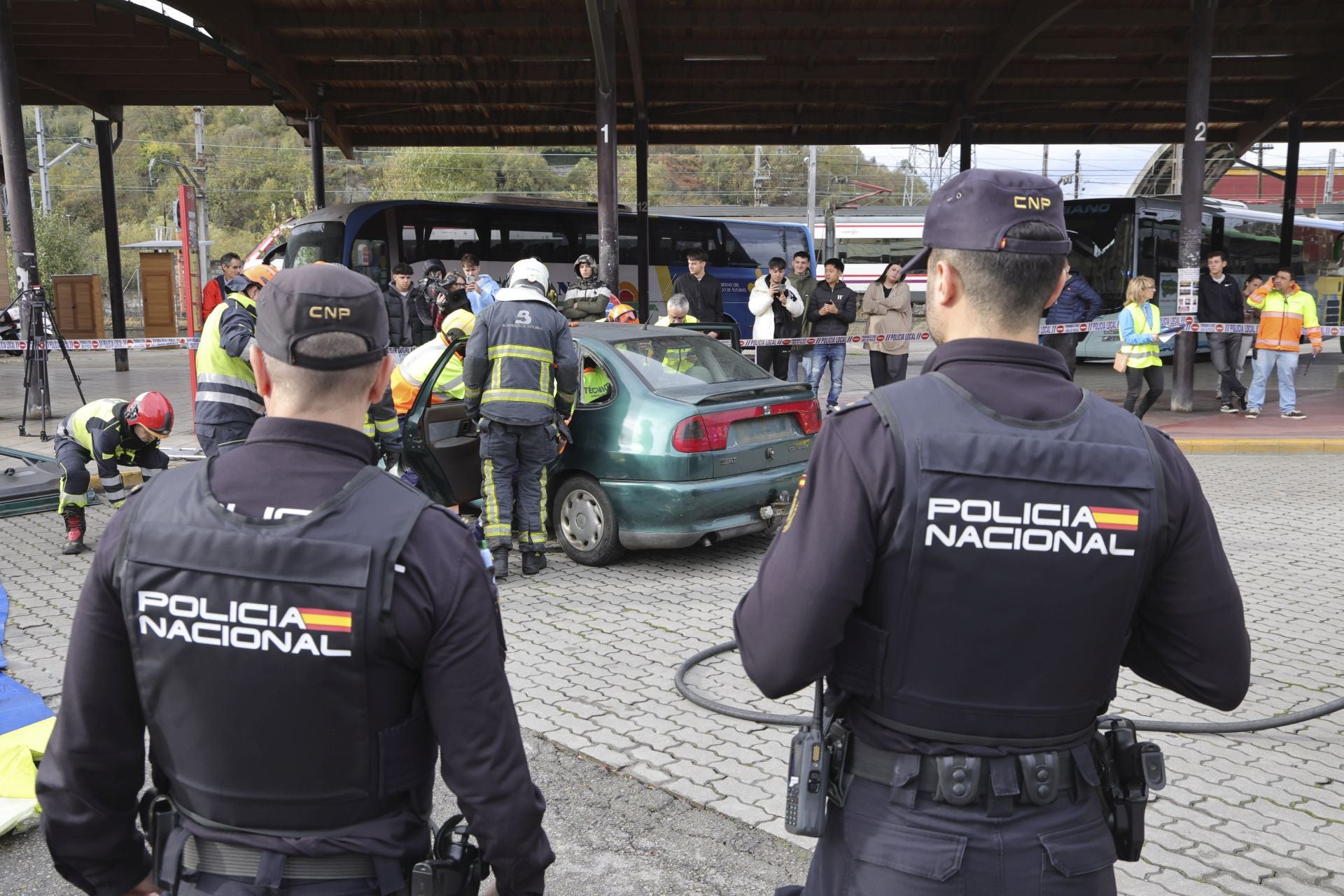 Espectacular simulacro de accidente con víctimas en Langreo