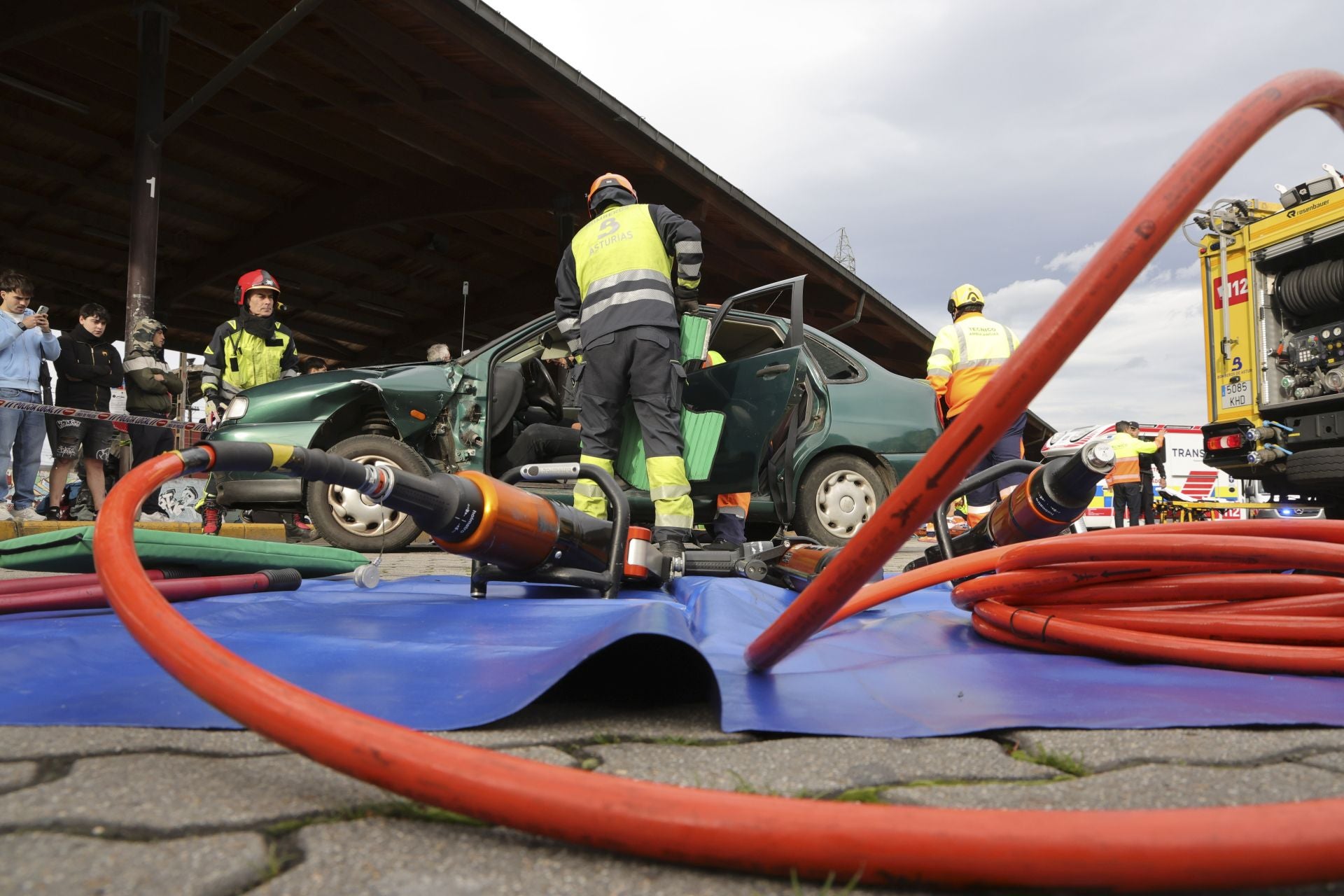Espectacular simulacro de accidente con víctimas en Langreo