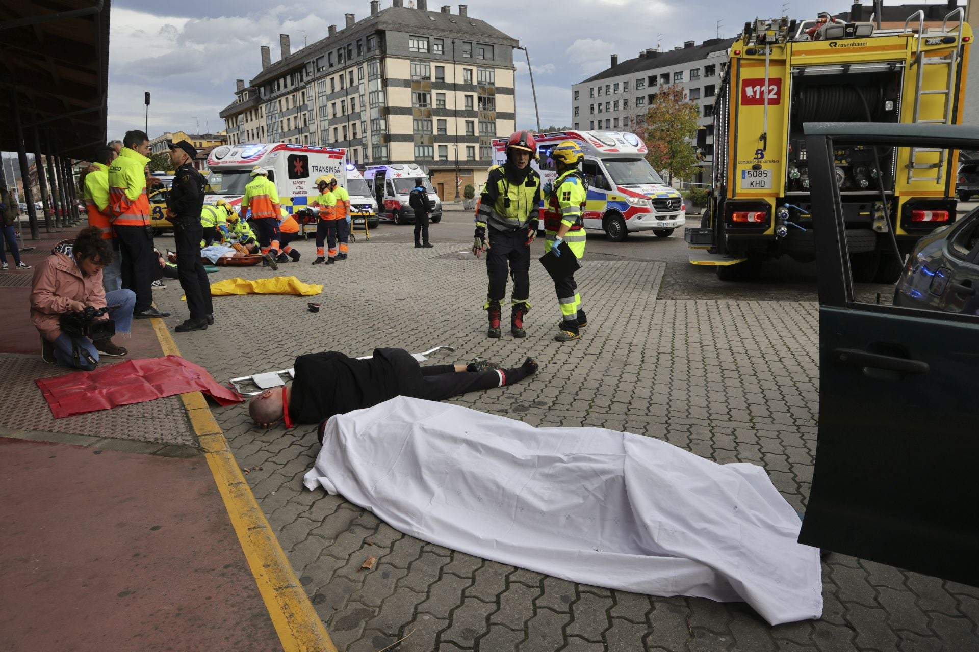 Espectacular simulacro de accidente con víctimas en Langreo