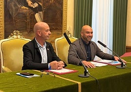 El presidente del Club Natación Santa Olaya, Gonzalo Méndez, y el edil Jesús Martínez Salvador, este jueves, en la firma del convenio.