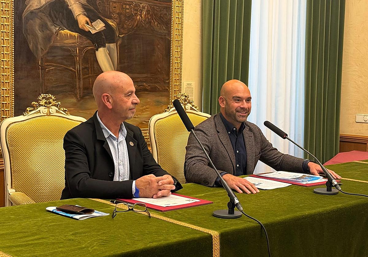 El presidente del Club Natación Santa Olaya, Gonzalo Méndez, y el edil Jesús Martínez Salvador, este jueves, en la firma del convenio.