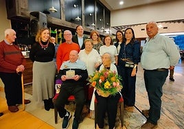 Los homenajeados, Manuel Valle y Alicia Fresno, sentados, durante la celebración.