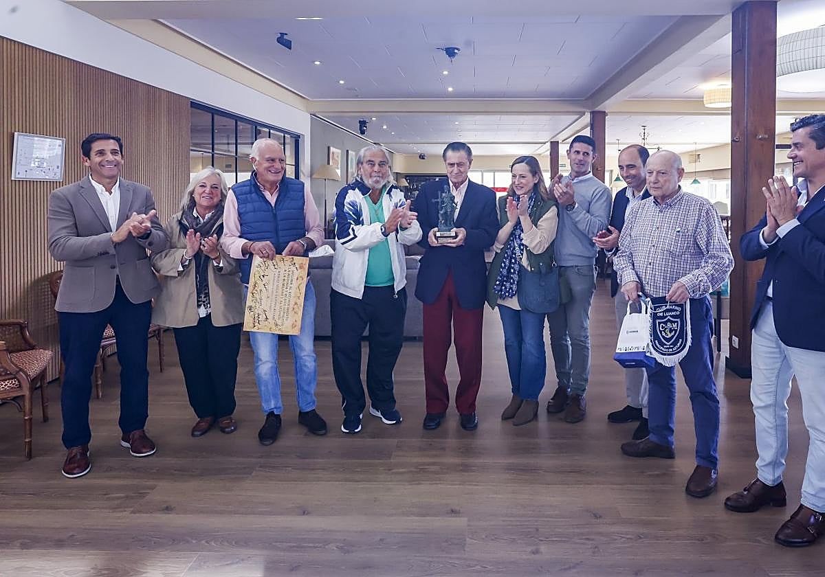 Manuel Vega-Arango, en el centro, con la escultura de Pelayo, rodeado de familiares y amigos.
