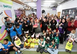 Reunión con motivo del 20 aniversario de Mar de Niebla en sus instalaciones de la calle Magallanes, en La Calzada.