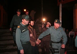 'Tomasín' al ser detenido en 2011 por matar a su hermano, tras 58 días escondido en los montes.