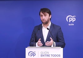 Andrés Ruiz, durante una rueda de prensa en la sede del PP de Gijón.