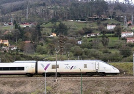 Un AVE circulando por Asturias.