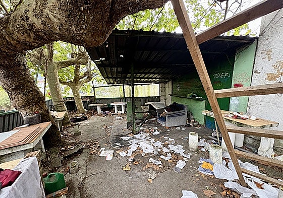 La zona exterior del bar Casa Quilo, donde fue hallado el cadáver del joven.