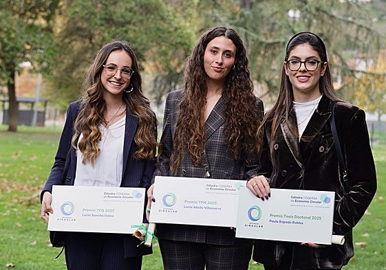Las ganadoras de la Cátedra Cogersa, Lucía Sancha, Lucía Abello y Paula Rapado