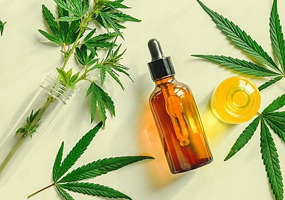 Un recipiente con aceite de CBD.