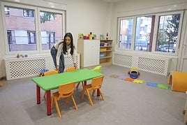 La directora Celia Miranda coloca unas sillas a la espera de la llegada de los primeros niños.