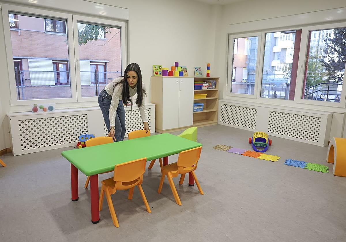 La directora Celia Miranda coloca unas sillas a la espera de la llegada de los primeros niños.