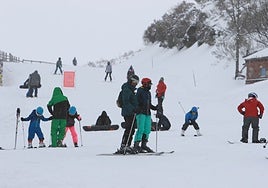 Esquiadores en Fuentes de Invierno.