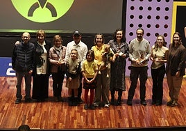 La alcaldesa de Avilés posa en el escenario con Alba García y los premiados por su trayectoria deportiva en la gala celebrada en la Casa de Cultura de Avilés.