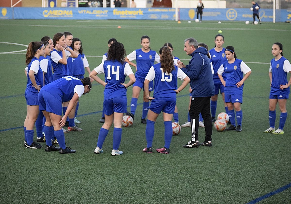 Javi Gómez, en una imagen reciente con la selección asturiana sub-16 femenina.