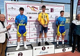 Mario Menéndez, segundo por la izquierda, en el podio.