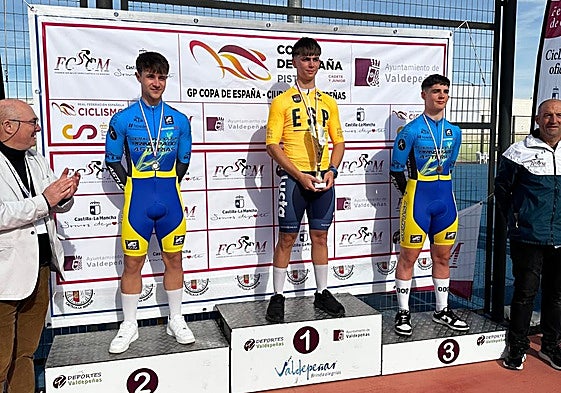 Mario Menéndez, segundo por la izquierda, en el podio.