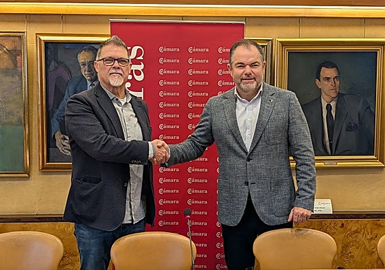 Armando Fernández Natal y Carlos Paniceres, tras la firma del acuerdo.