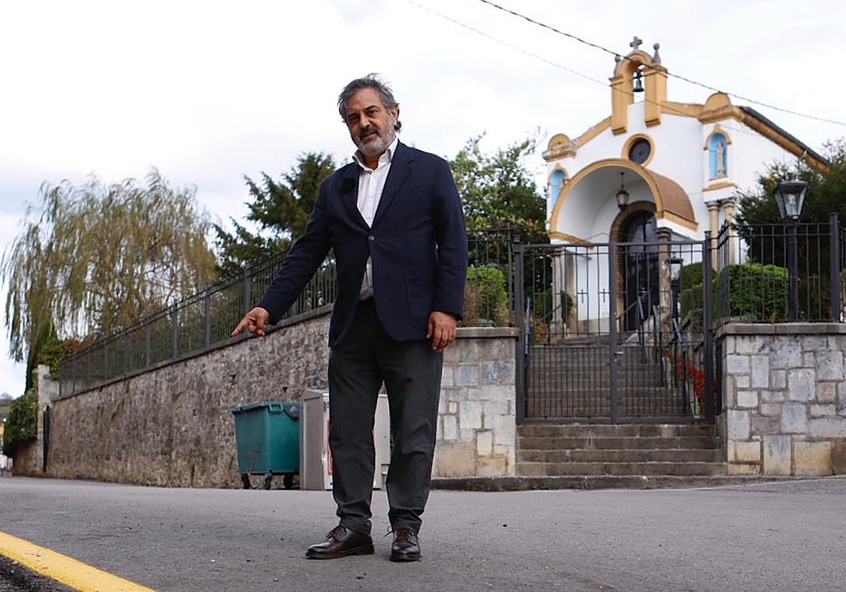 El portavoz del PP en Siero, Juan Luis Berros, en la calle Santa Ana, en el centro de La Pola.