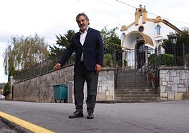 El portavoz del PP en Siero, Juan Luis Berros, en la calle Santa Ana, en el centro de La Pola.