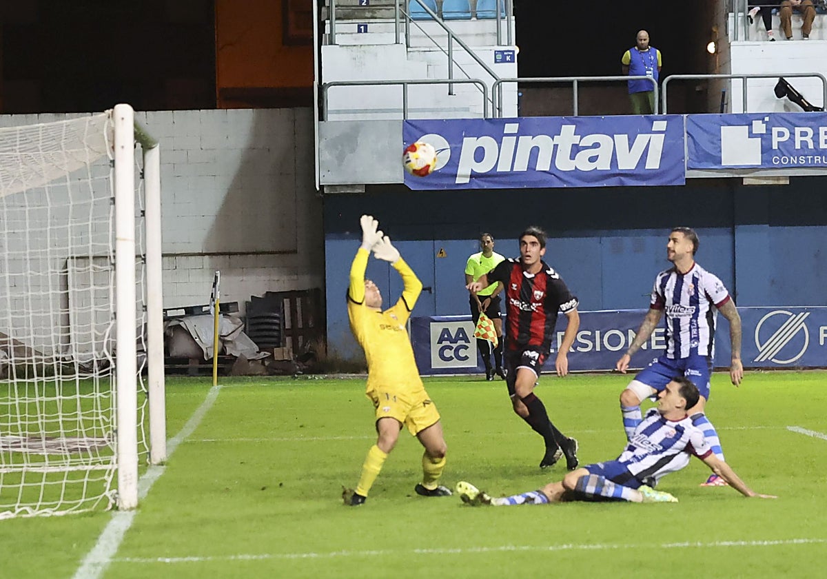Adri Gómez tuvo la ocasión más clara del Real Avilés en un balón que estrelló en el larguero en la primera parte.