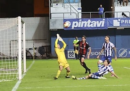 Adri Gómez tuvo la ocasión más clara del Real Avilés en un balón que estrelló en el larguero en la primera parte.