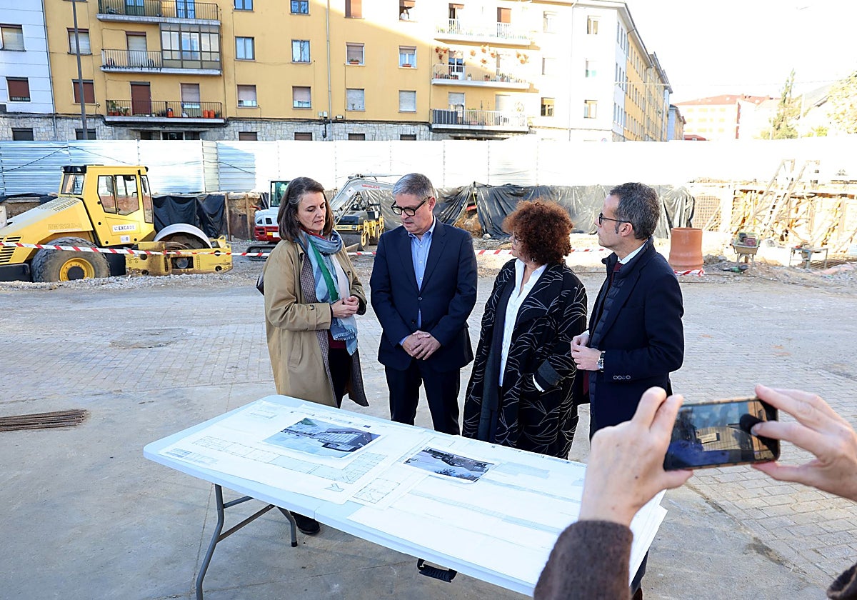 María Velasco, Enrique Rodríguez Nuño, Marta del Arco y Nacho Cuesta, a pie de obra.