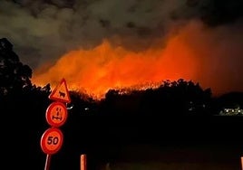 Bajan a dos los incendios forestales en Asturias, que sigue en alerta por el fuego