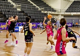 Entrada a canasta de una jugadora del Abril Adba Sanfer.