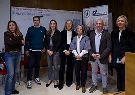 Ana Belén Murias, concejala socialista; Pedro de Rueda, diputado del PP; Cristina Villanueva, directora general de Atención a la Ciudadanía; Pilar Fernández Pardo, diputada del PP; Elvira Suárez, presidenta belenista; Abel Junquera, edil de Atención a la Ciudadanía, y Sara Álvarez Rouco, concejala de Vox, este sábado, en la presentación del programa navideño en la casa parroquial de San Pedro.