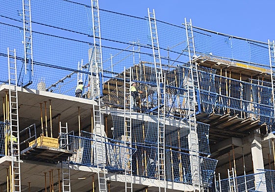 Trabajadores de la construcción, en la obra de un edificio en Gijón.