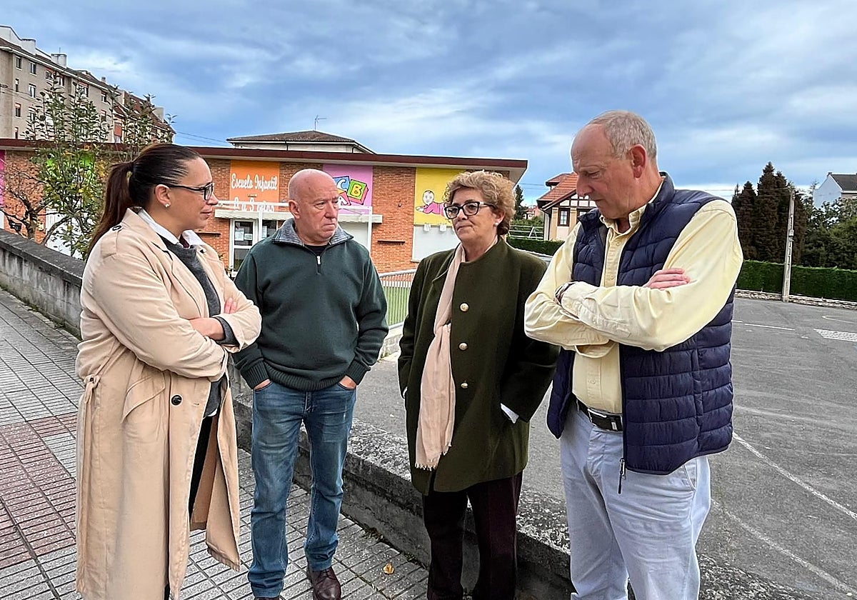 La diputada popular Gloria García junto a varios ediles en la escuela de 0 a 3 de Nava