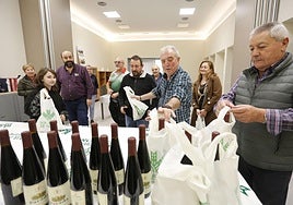 Reparto del bollo y la botella en las fiestas de Veriña.