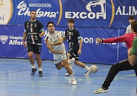 Aitor Rodríguez, en un lanzamiento sobre la portería del Astillero.