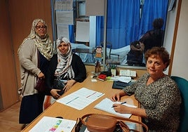 Elvira García, a la derecha, junto a dos usuarias de la asociación.