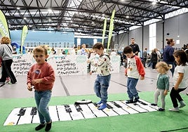 Niños en el piano gigantes del polideportivo de Llanera