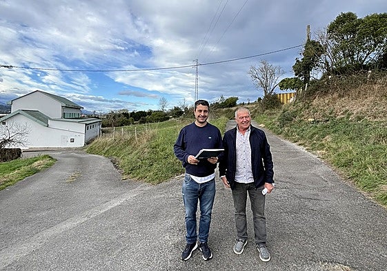 Javier Rodríguez y Raimundo Díaz, en la zona que ahora se denomina travesía de Les Escueles, 27, en Forfontía.