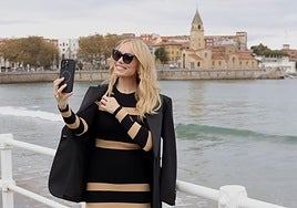 Patricia Conde posa frente a la playa de San Lorenzo.