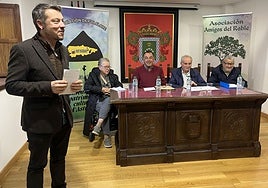 Miguel Ánxel Montenegro presenta la mesa del coloquio con Pilar Domínguez, Valentín Fuente, Rufo Malcorne y Juanjo Domínguez, 'Guaracha'.