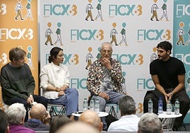 Lluís Miñarro, rodeado de algunos de los actores de su última película.