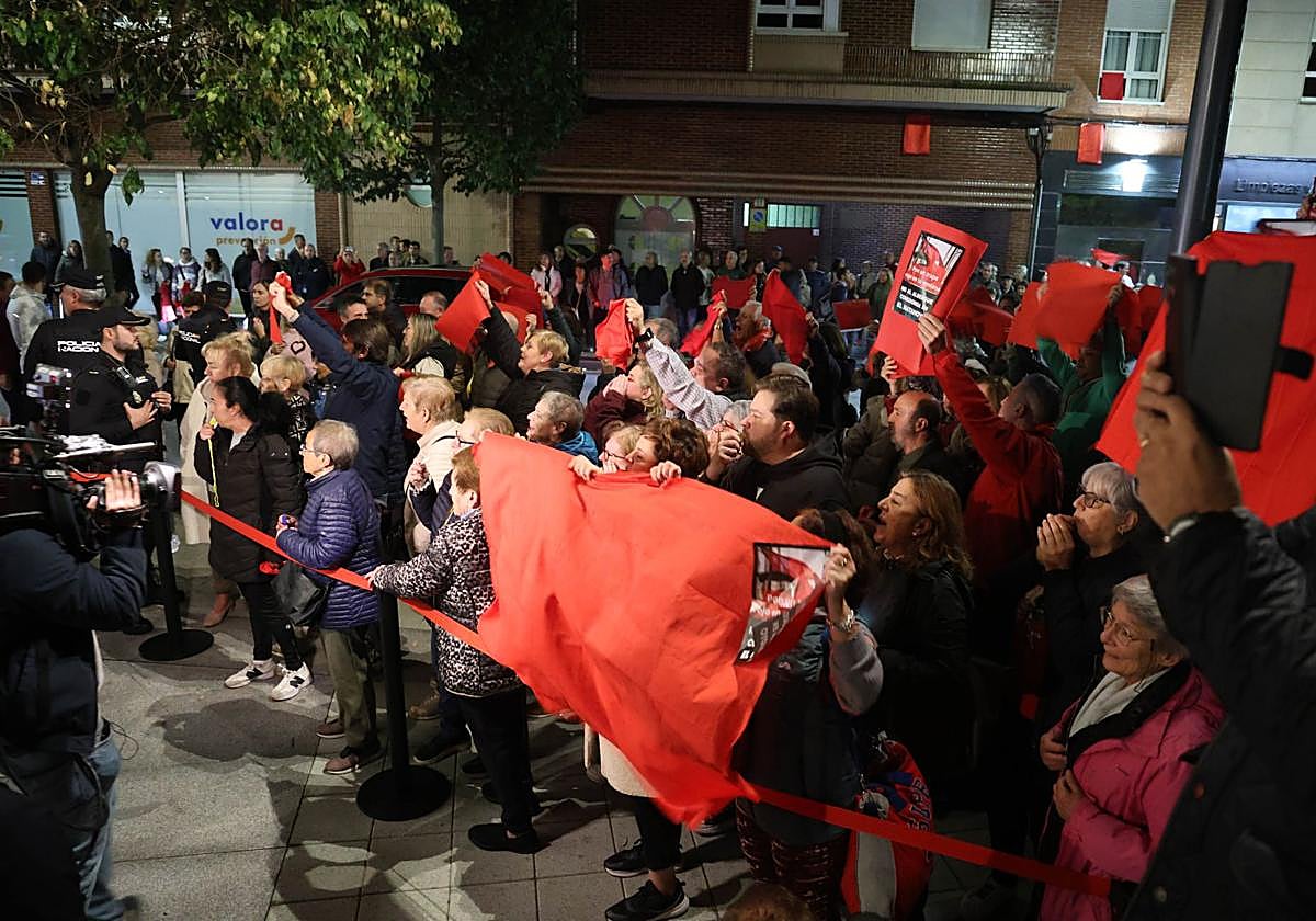Protesta vecinal del pasado lunes, durante la inauguración de la Capilla de San Esteban del Mar de El Natahoyo, que acabó en un escrache a la alcadesa de Gijón.