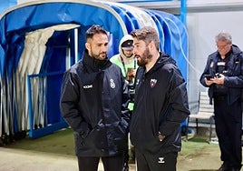 Dani Vidal conversa con Jon Erice antes del inicio del partido.