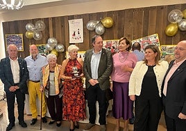 Ana María Piñera y Elena Alonso, en el centro, junto al alcalde de Villaviciosa, Alejandro Vega, la edil Reyes Ugalde, a su lado.